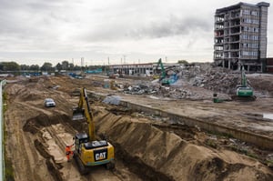 Kampfmittelsondierung auf einer Abbruch-Baustelle am Grasbrook in Hamburg mit Baggerarbeiten