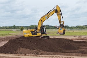 Bagger mit Schaufelseparator (Minebuster) bei der Volumenberäumung Leck
