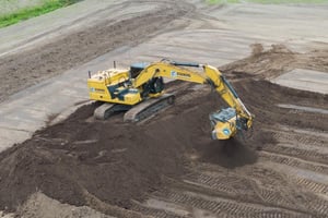 EGGERS Bagger im Einsatz bei der Kampfmittelbergung auf ehemaligem Militärgelände Leck