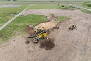 Luftaufnahme Siebanlage und Bagger bei der Kampfmittelbergung Leck Schleswig-Holstein