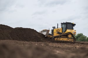 Planierraupe bei Erdarbeiten im Gewerbegebiet Leck, Schleswig-Holstein