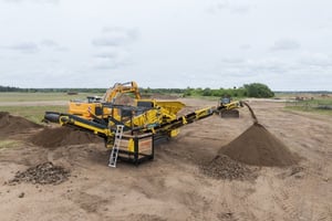 Siebanlage im Einsatz zur Kampfmittelsondierung im Gewerbegebiet Leck