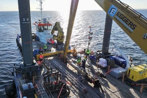 EGGERS Marine Service: Team rüstet Arbeitsdeck auf Jack-Up-Ponton mit Baggerarm und Sensorrigs (Octopus/Multitool) für Erkundung, Kampfmittelbergung und Entsorgung von Munitionsaltlasten in Nord- und Ostsee (Pelzerhaken Nord).