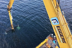 EGGERS Marine Service: gelber Baggerarm mit OctopusTool/Sensorrahmen im Wasser – Unterwasserscan zur Erkundung, Kampfmittelbergung und Entsorgung von Munitionsaltlasten in Nord- und Ostsee (Pelzerhaken Nord).