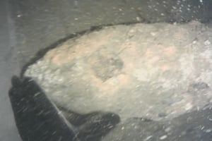 Unterwasseraufnahme: Taucher lokalisiert eine Weltkriegsbombe am Meeresgrund im Munitionsversenkungsgebiet Pelzerhaken (Ostsee). EGGERs Marine Service, Kampfmittelbergung und Entsorgung von Munitionsaltlasten in Nord- und Ostsee.