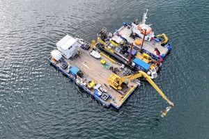 Luftaufnahme einer schwimmenden Arbeitsplattform von EGGERS Marine Service mit Longfront-Bagger und Spezialausrüstung zur Erkundung und Bergung – Entsorgung von Munitionsaltlasten in Nord- und Ostsee im Munitionsversenkungsgebiet Pelzerhaken Nord (Kampfmittelbergung).