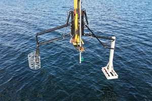 Hydraulischer Sensorausleger (Multitool/„Octopustool“) von EGGERS Marine Service über dem Wasser – Vermessung/Inspektion mit Sonar-/Magnetometerträgern zur Erkundung, Bergung und Entsorgung von Munitionsaltlasten in Nord- und Ostsee (Kampfmittelbergung, Pelzerhaken Nord).