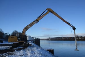 Langarmbagger der Schleusengruppe Kiel im Einsatz zur Kampfmittelsondierung am Wasser