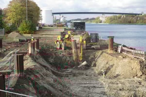 Baggerarbeiten an der Baugrube mit Stahlträgerentfernung am Nord-Ostsee-Kanal in Kiel.