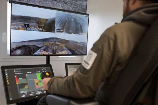 Fernsteuerungssystem CAT Command – Bediener steuert Raupe per Monitor und Joystick bei der EGGERS Kampfmittelbergung