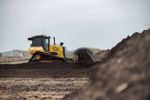 EGGERS Planierraupe mit CAT Command System für ferngesteuerte Erdarbeiten auf einer Baustelle