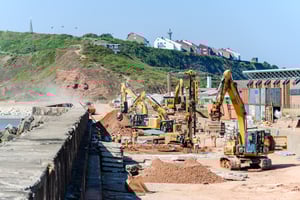 Bauarbeiten an der Westmauer Helgoland mit EGGERS Kampfmittel-Baggern zur Küstenschutz- und Hafeninfrastruktur.