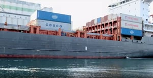 Containerschiff am Nordhafen Hamburg vor der Erneuerung der Kaimauer am Liegeplatz 32a, Arbeiten im Hafenbau mit Bezug zur Kampfmittelbergung
